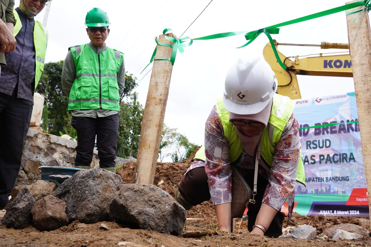 Bupati Bandung Dadang Supriatna saat melaksanakan groundbreaking RSUD Bedas Pacira di Desa Sukawening, Kecamatan Ciwidey Kabupaten Bandung, Jawa Barat (Jabar), Jumat (8/3/2024).
