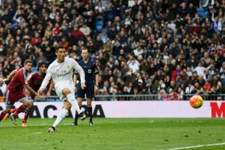 Cristiano Ronaldo mencetak gol ke gawang Real Sociedad pada laga lanjutan Divisi Primera La Liga di Stadion Santiago Bernabeu, Rabu (30/12/2015).