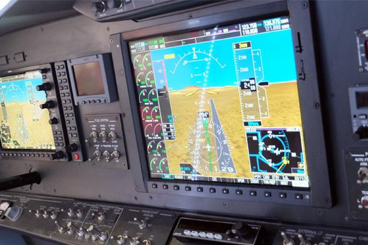 Tampilan Synthetic Visual dalam sistem instrumen Garmin G1000 yang dipakai N219, menampilkan pegunungan di sebelah barat bandara Husein Sastranegara, Bandung, Jawa Barat.