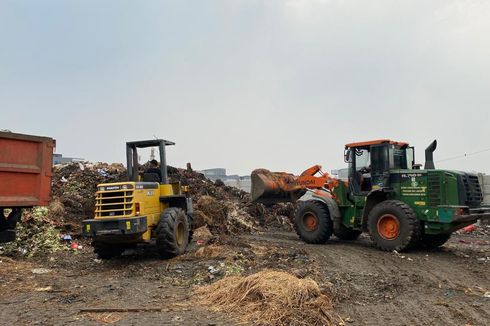 Sampah Menggunung hingga 2 Meter di Pasar Kramatjati karena 6 Truk Pengangkut Rusak
