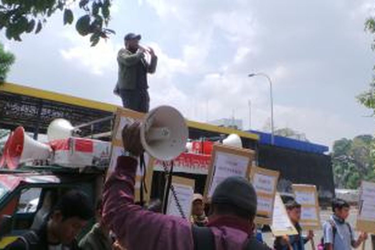 Sebanyak sembilan orang yang tergabung dalam Komite Tangkap dan Penjarakan (KTP) Ahok melakukan aksi unjuk rasa di depan gedung BPK, Senin (23/11/2015). 