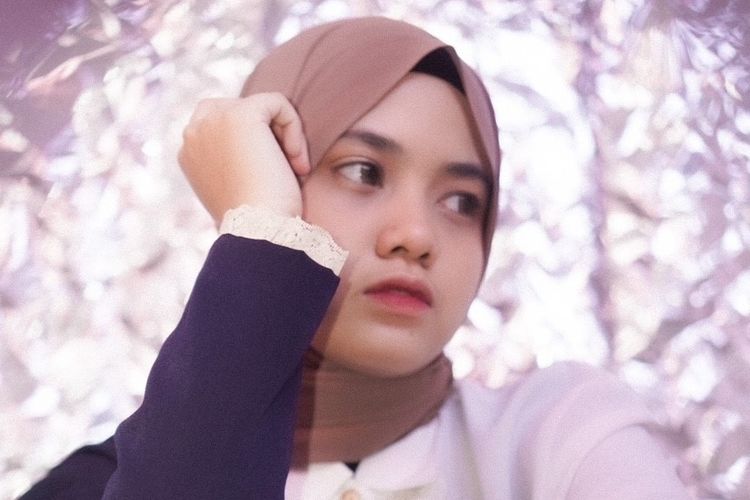 Hanin Dhiya merilis single terbaru bertajuk Mengapa Bertahan.