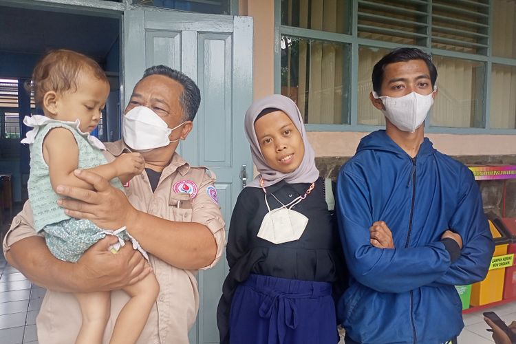 Deni Hamdani Pembina PDDM (sebelah kiri) menggendong putri dari Cucu Sophia (tengah) pengidap thalasemia. Cucu dan sang suami Dani Ruswandi (paling kanan) patut bersyukur, pasalnya sang anak negatif thalasemia. Padahal thalasemia menular melalui genetik.