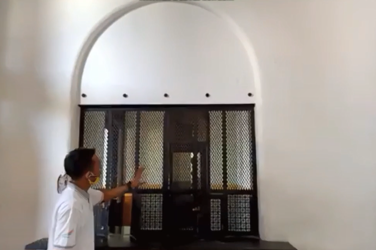 Tangkapan layar pemandu tur virtual Lawang Sewu, Andre, tengah menjelaskan fungsi loket tersebut pada saat Belanda masih menduduki gedung tersebut. Andre menjabarkan penjelasan tersebut melalui tur virtual yang diadakan oleh PT Kereta Api Pariwisata (Kawisata) pada Kamis (23/4/2020).
