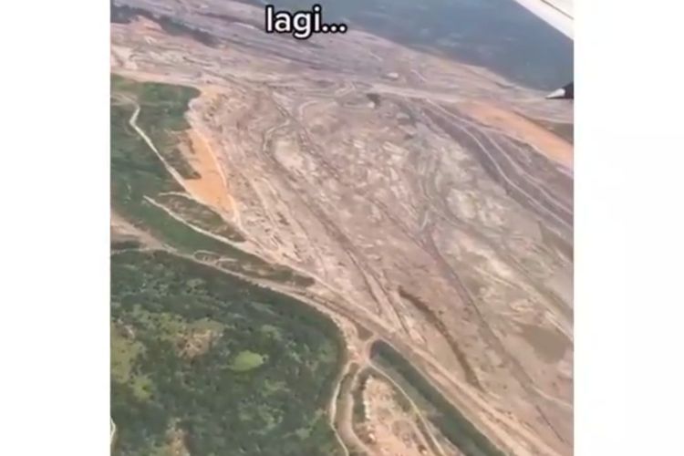 Tangkapan layar lahan gundul yang diambil dari dalam pesawat diduga berada di lokasi Kabupaten Berau, Kalimantan Timur, November 2020. 