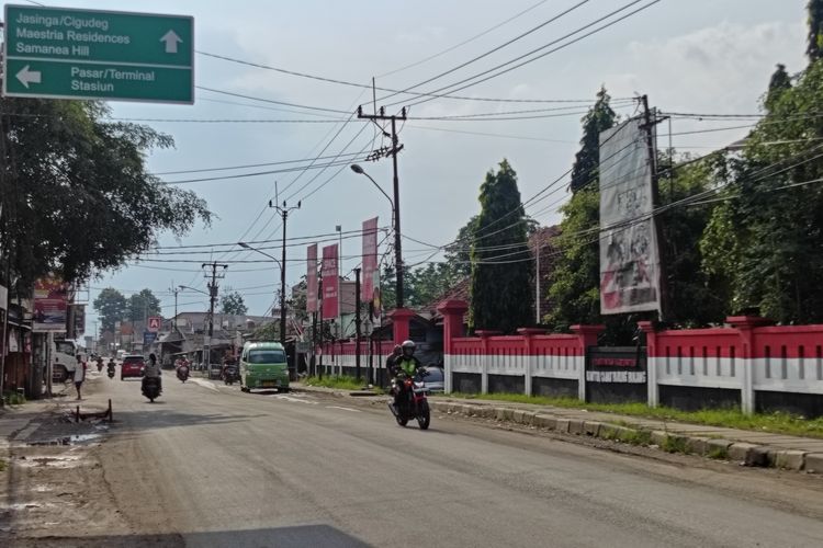 Kondisi Jalan M Toha di wilayah Kecamatan Parung Panjang, Kabupaten Bogor, Jawa Barat, sepi dari truk tambang, Rabu (1/10/2025).