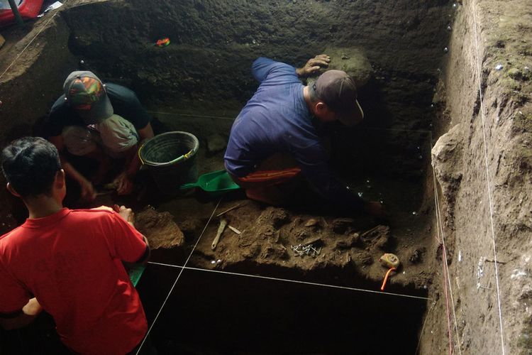 Pekerja yang direkrut dari warga sekitar melakukan pembersihan tulang yang ditemukan saat ekskavasi di Gua Braholo, Gunungkidul, Yogyakarta, Kamis (26/10/2017). Dalam ekskavasi yang dilakukan 9 Oktober hingga 2 November mendatang ini akan dilakukan pengkajian terkait temuan benda purbakala di Gua Braholo.