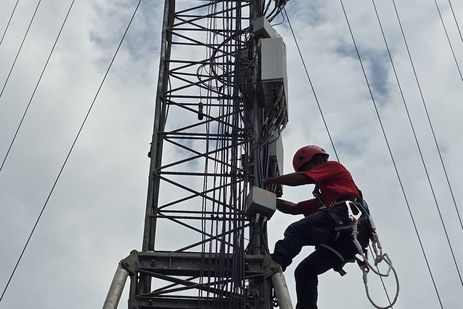 Bangun Ekonomi dan Kualitas Hidup Desa Kayu Batu, Pemkab Kukar Bangun Menara Repeater 