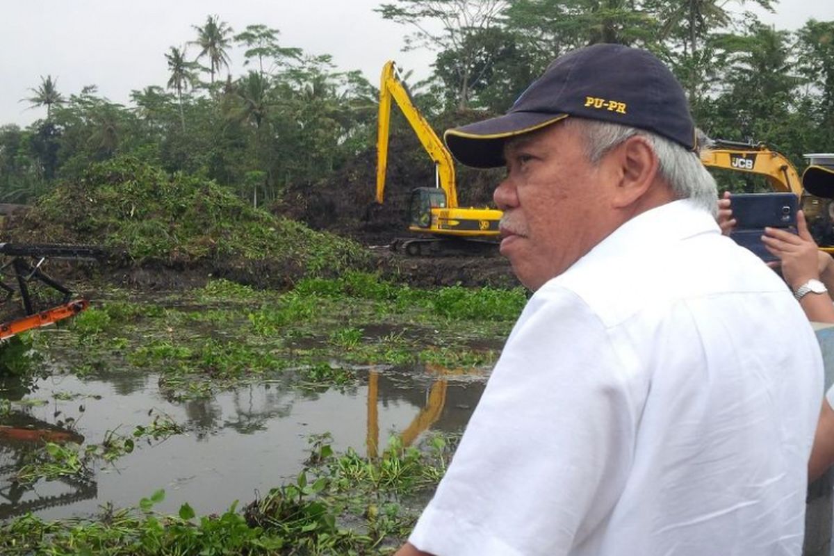 Menteri Pekerjaan Umum dan Perumahan Rakyat (PUPR), Basuki Hadimuljono berbincang dengan Bupati Semarang disela meninjau proses pembersihan enceng gondok Rawapening di dermaga Sumurup, desa Asinan, Bawen, Kabupaten Semarang, Jumat (7/4/2017).