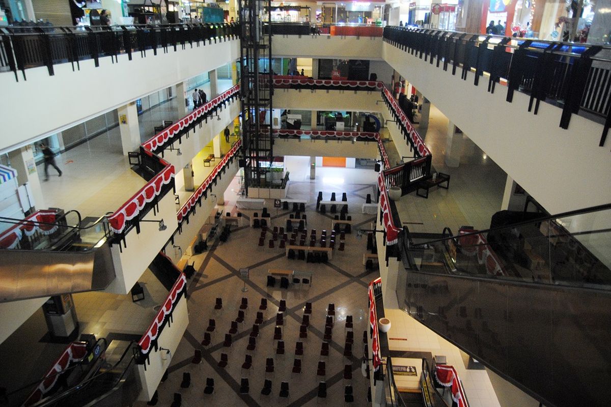 Aturan PPKM Level 3 dalam pelaksanaan PPKM Jawa-Bali. Suasana persiapan jelang pembukaan pusat perbelanjaan di Mall Botani Square, Kota Bogor, Jawa Barat, Sabtu (21/8/2021). Pemerintah Kota Bogor masih menunggu hasil keputusan pemerintah pusat dalam pelonggaran di masa perpanjangan PPKM untuk membuka kembali pusat perbelanjaan dengan tetap menerapkan protokol kesehatan pencegahan penyebaran COVID-19. ANTARA FOTO/Arif Firmansyah/rwa.