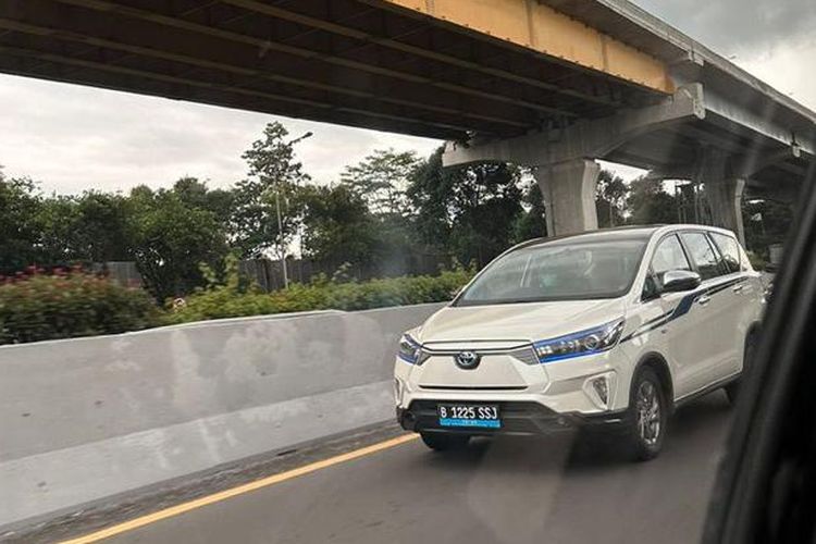 Innova EV Concept tertangkap kamera sedang melintas di jalan tol Bekasi arah Jakarta. Gambar diambil oleh Muhammad Joned