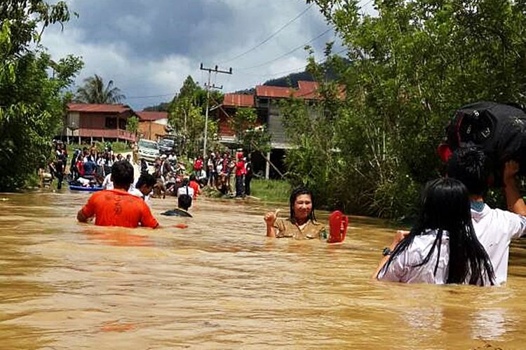 Sejumah siswa sekolah di Kecamatan Krayan menerjang banjir pulang dari sekolah, Selasa (16/5/2017).