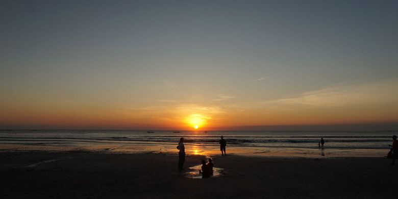 Menikmati matahari terbenam (sunset) di Pantai Kuta, Bali, Rabu (17/5/2017).