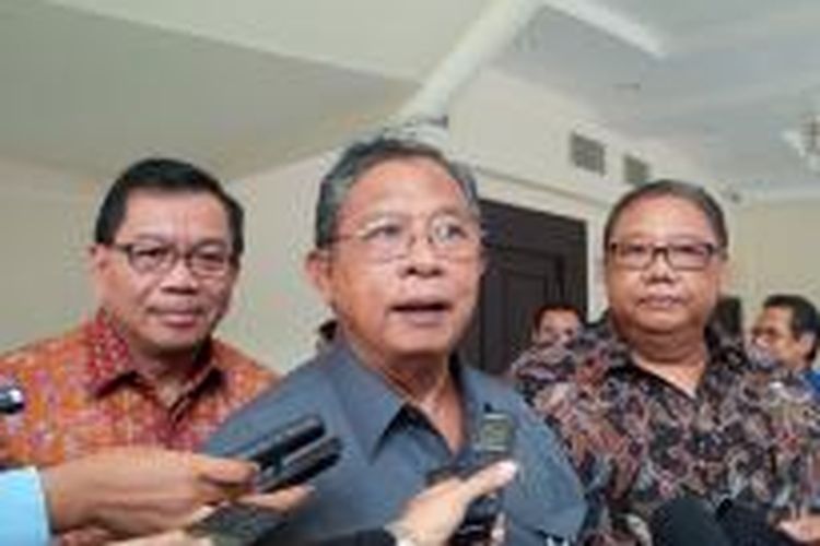 Menteri Koordinator Bidang Perekonomian Darmin Nasution (tengah).