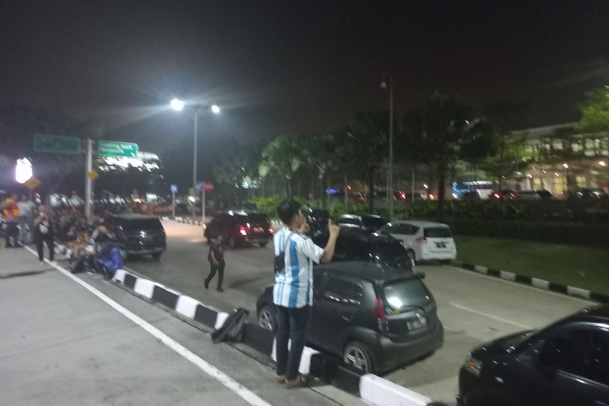 Salah satu suporter Timnas Argentina terlihat tengan menunggu tim kesayangannya tiba di Bandara Soekarno-Hatta pada Jumat (16/6/2023).
