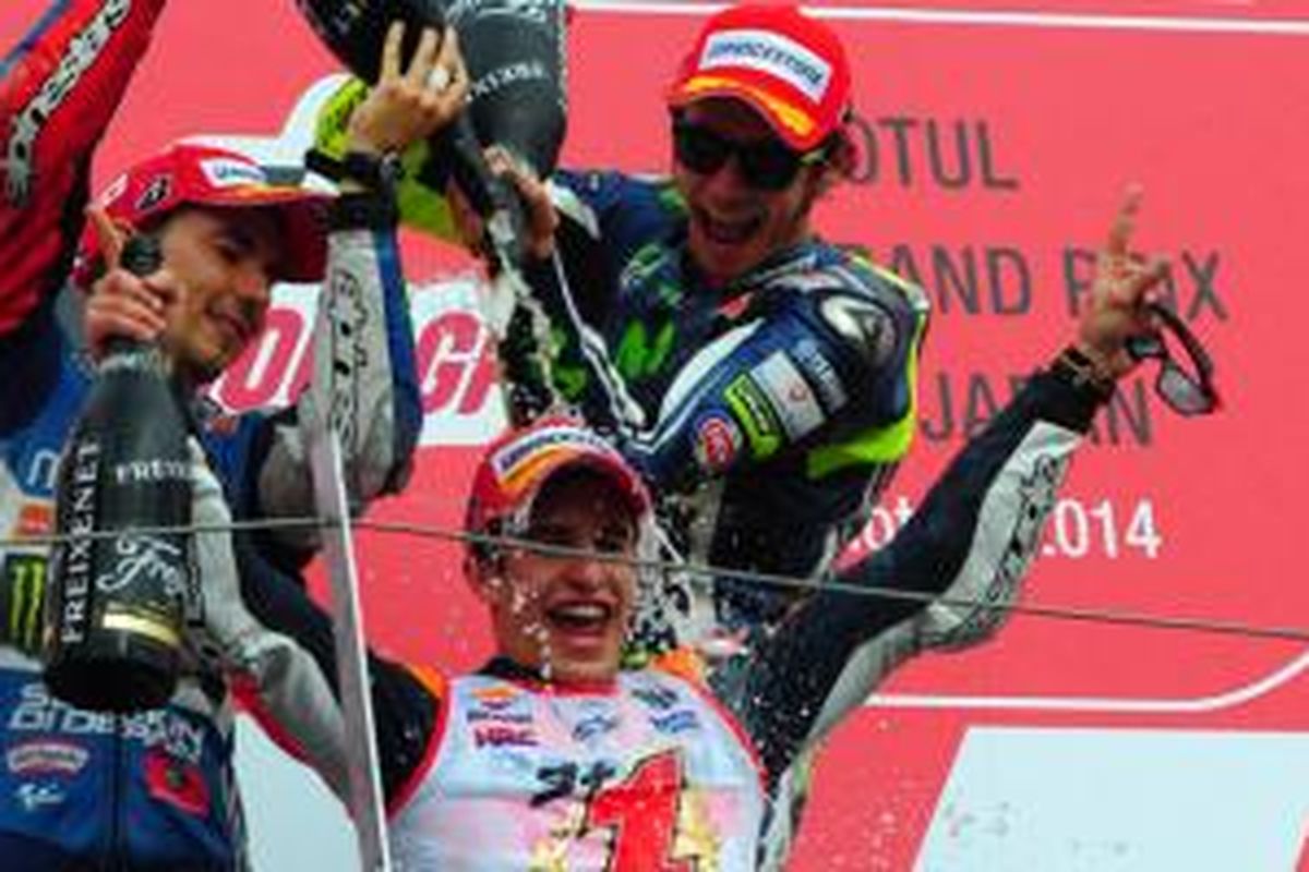 Jorge Lorenzo dan Valentino Rossi ikut merayakan gelar juara dunia yang direbut Marc Marquez di musim 2014.