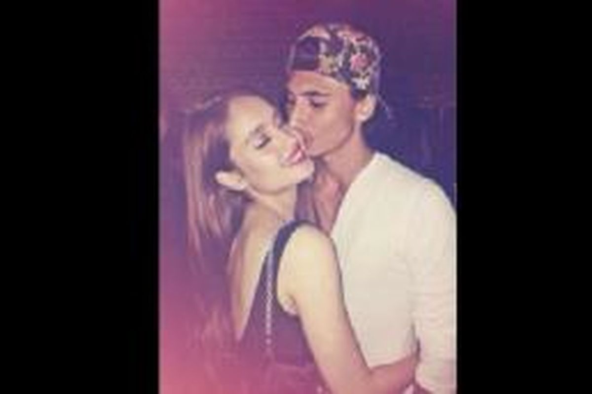 Foto Cinta Laura berpelukan dengan laki-laki bule.