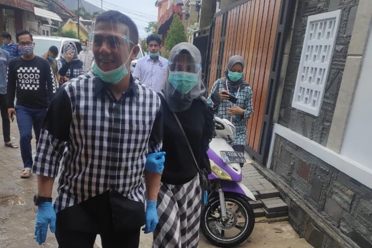 Calon Wali Kota Makassar nomor urut 3 Syamsu Rizal didampingi istri saat hendak mencoblos di Kelurahan Balang Baru, Kecamatan Tamalate, Makassar, Rabu (9/12/2020).