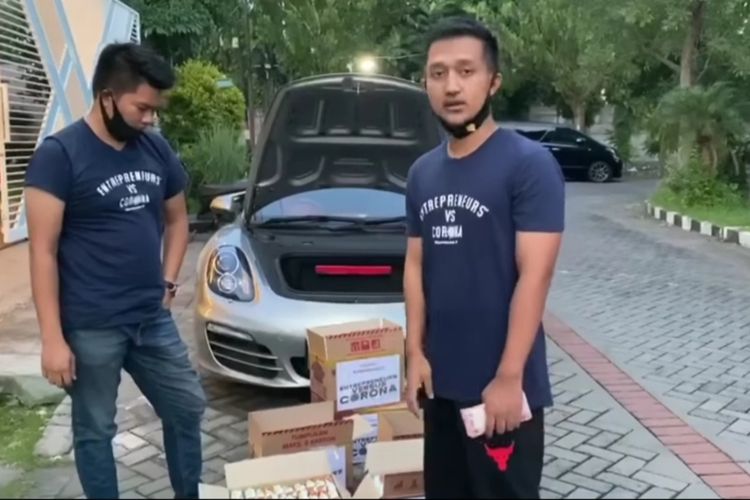 Video Tom Liwafa memberikan bantuan sembako di kardus berisi mie instan dan uang tunai Rp 1,5 juta.