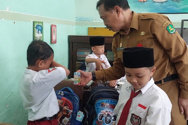 Aufal Mahrom Salim (7), siswa kelas 1 SDN Pandian 1, Kecamatan Kota, Kabupaten Sumenep, menangis tidak mau menu makanan bergizi gratis karena sudah bawa bekal dari rumah, Senin (13/1/2025)