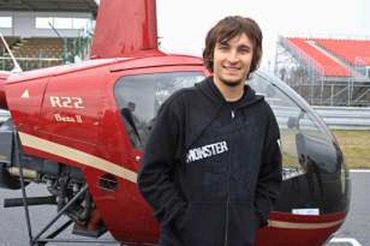 Pebalap MotoGP, Karel Abraham, berpose setelah menjadi pilot helikopter untuk kali peratma, 12 April 2012.