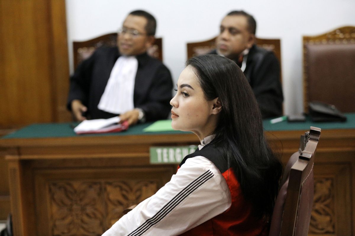 Terdakwa kasus dugaan penyalahgunaan narkoba Jennifer Dunn menjalani sidang perdana dengan agenda pembacaan dakwaan oleh Jaksa Penuntut Umum di Pengadilan Negeri Jakarta Selatan pada Kamis (5/4/2018). Jennifer Dunn didakwa membeli obat terlarang berjenis sabu dan melanggar Pasal 114, 112, dan 127 Undang-undang Nomor 35 Tahun 2009 tentang Narkotika karena menyalahgunakan narkotika. ANTARA FOTO/Reno Esnir/foc/18.