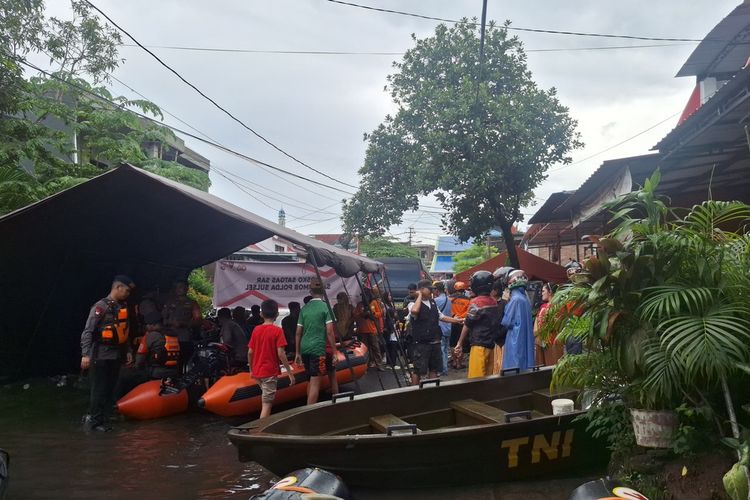 Situasi di Posko SAR yang terus melakukan evakuasi warga di Blok 8 Perumnas Antang, Kecamatan Manggala, Kota Makassar, Sulawesi Selatan (Sulsel), Senin (23/12/2024).