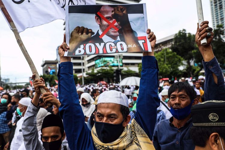 Conservative Muslims protest French President Emmanuel Macrons controversial statement on Islamic separatism in France before the French Embassy in Jakarta (2/11/2020)