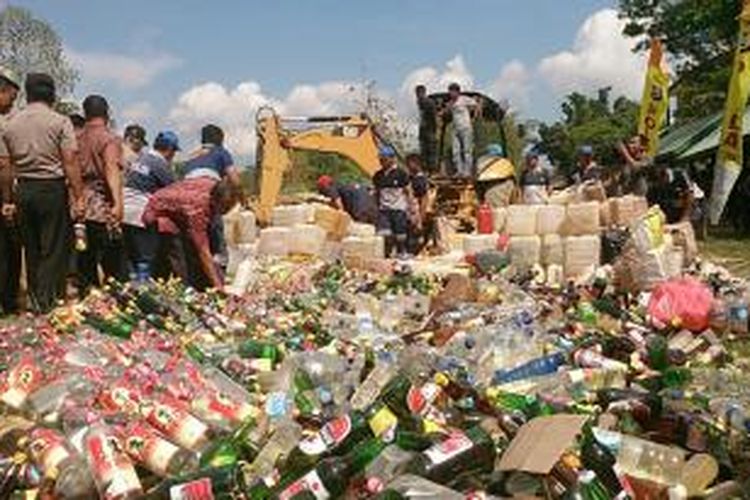 Ribuan botol minuman keras hasil sitaan selama operasi cipta kondisi, dimusnahkan jajaran polda Sultra