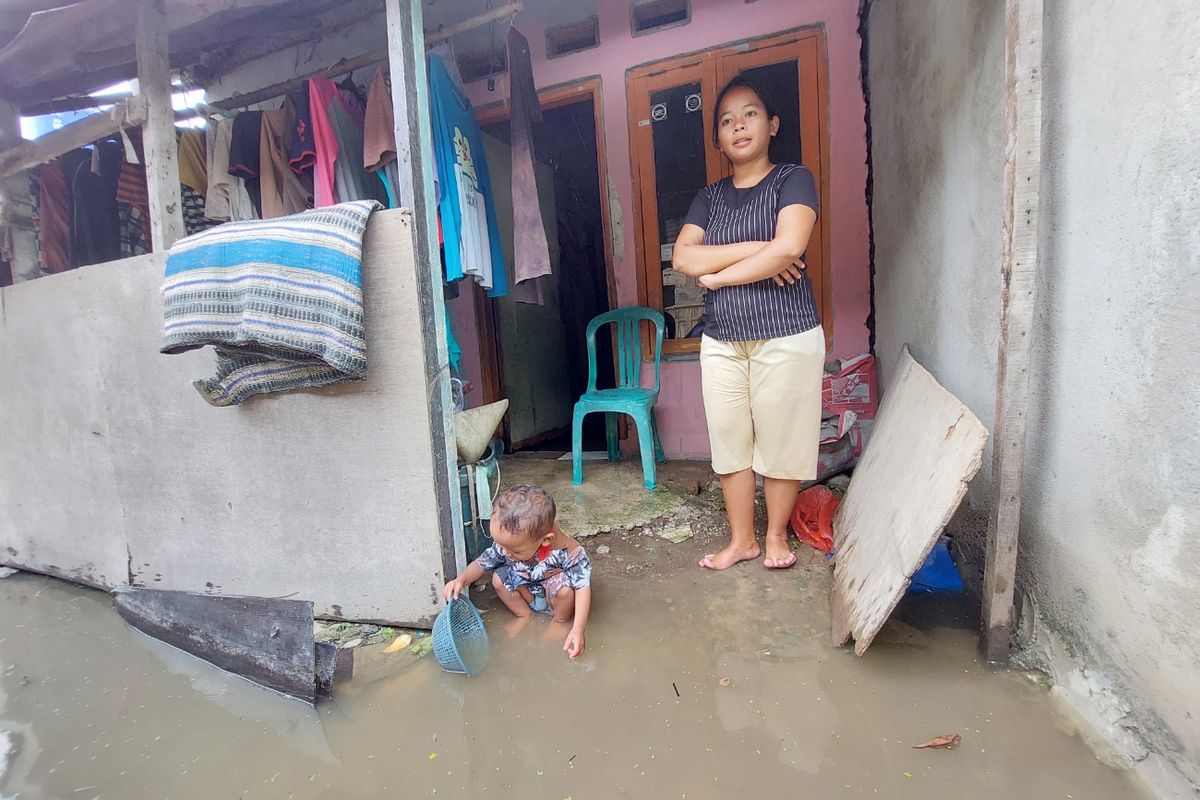 Warga yang kediamannya di Jurumudi, Benda, Kota Tangerang, terendam banjir hingga tiga hari sejak Selasa (18/1/2022) sampai Kamis (20/1/2022).