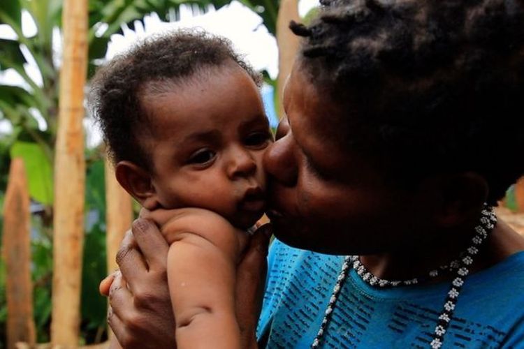 Ibu dan anak dari pengungsi Nduga Papua dalam eksodus sebelumnya pada periode 2018 - 2019.