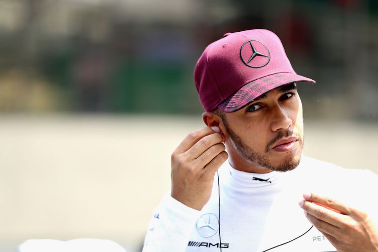 Pebalap Mercedes asal Inggris, Lewis Hamilton, bersiap di grid sebelum balapan GP Kanada yang berlangsung di Sirkuit Gilles Villeneuve, Minggu (11/6/2017).