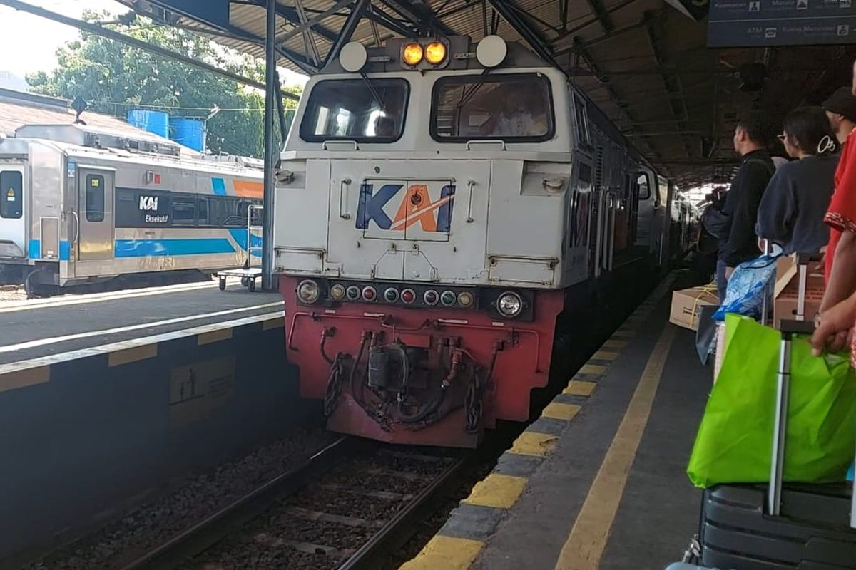 KA Argo Lawu memasuki Stasiun Yogyakarta, Sabtu (27/4/2024)