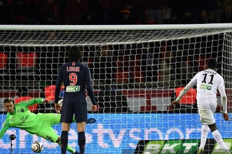 Penyerang Guingamp, Marcus Thuram (kanan), mencetak gol via tendangan penalti setelah menaklukkan kiper Paris Saint-Germain, Alphonse Areola (kiri), dalam pertandingan perempat final Piala Liga Perancis antara Paris Saint-Germain (PSG) dan Guingamp (EAG) pada 9 Januari 2019.