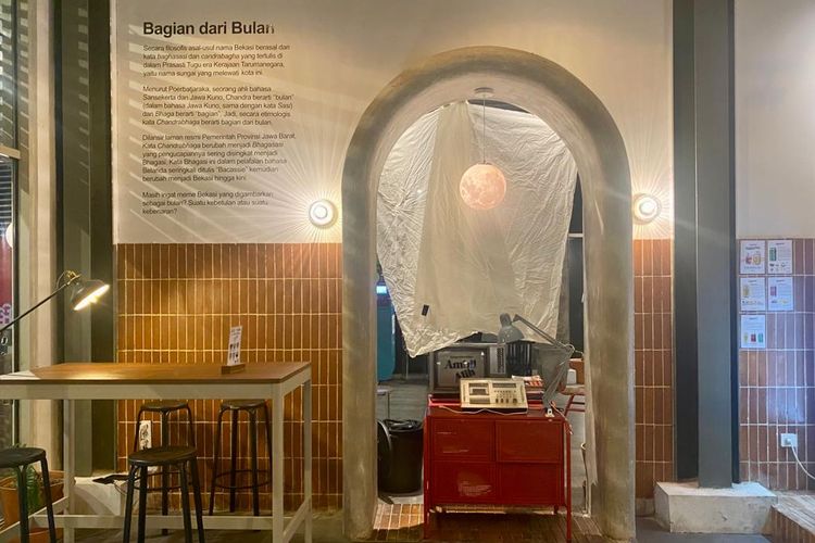 Spot foto di pintu dan dinding Kopi Kedubes dengan tulisan sejarah Bekasi. 