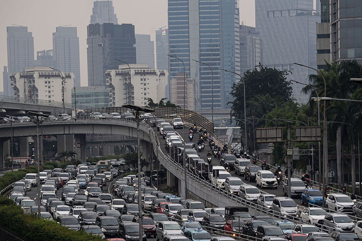 Suasana kendaraan terjebak macet di Jalan Tol Cawang-Grogol, Jakarta Selatan, Jumat (5/6/2020). Pada hari pertama penerapan Pembatasan Sosial Berskala Besar (PSBB) transisi, lalu lintas di sejumlah jalan di DKI Jakarta terpantau padat hingga terjadi kemacetan.