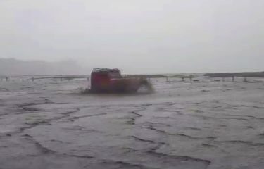 Jip menerjang banjir di Lautan Pasir, Bromo Tengger Semeru, Selasa (9/1/2024).