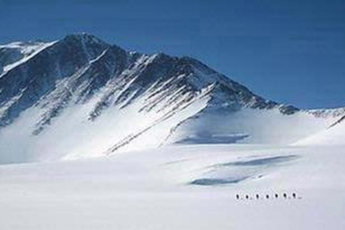Inilah puncak Vinson Massif (4.897) di Antartika. 