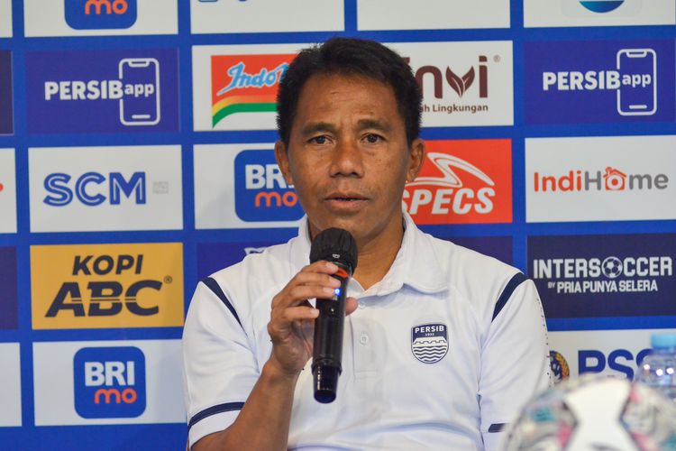 Pelatih interim Persib Budiman, menghadiri konferensi pers jelang pertandingan Persib vs PSIS pada Jumat (12/8/2022) di Graha Persib, Jl Sulanjana Bandung.