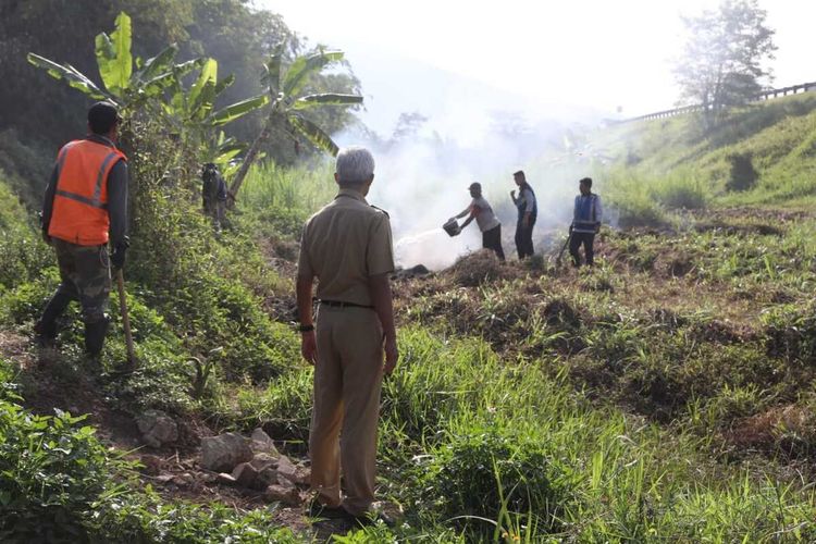 Gubernur Jateng Ganjar Pranowo mengarahkan pemadaman api dari bakaran rumput di terpi Tol Bawen-Ungaran, Senin (19/9/2022).