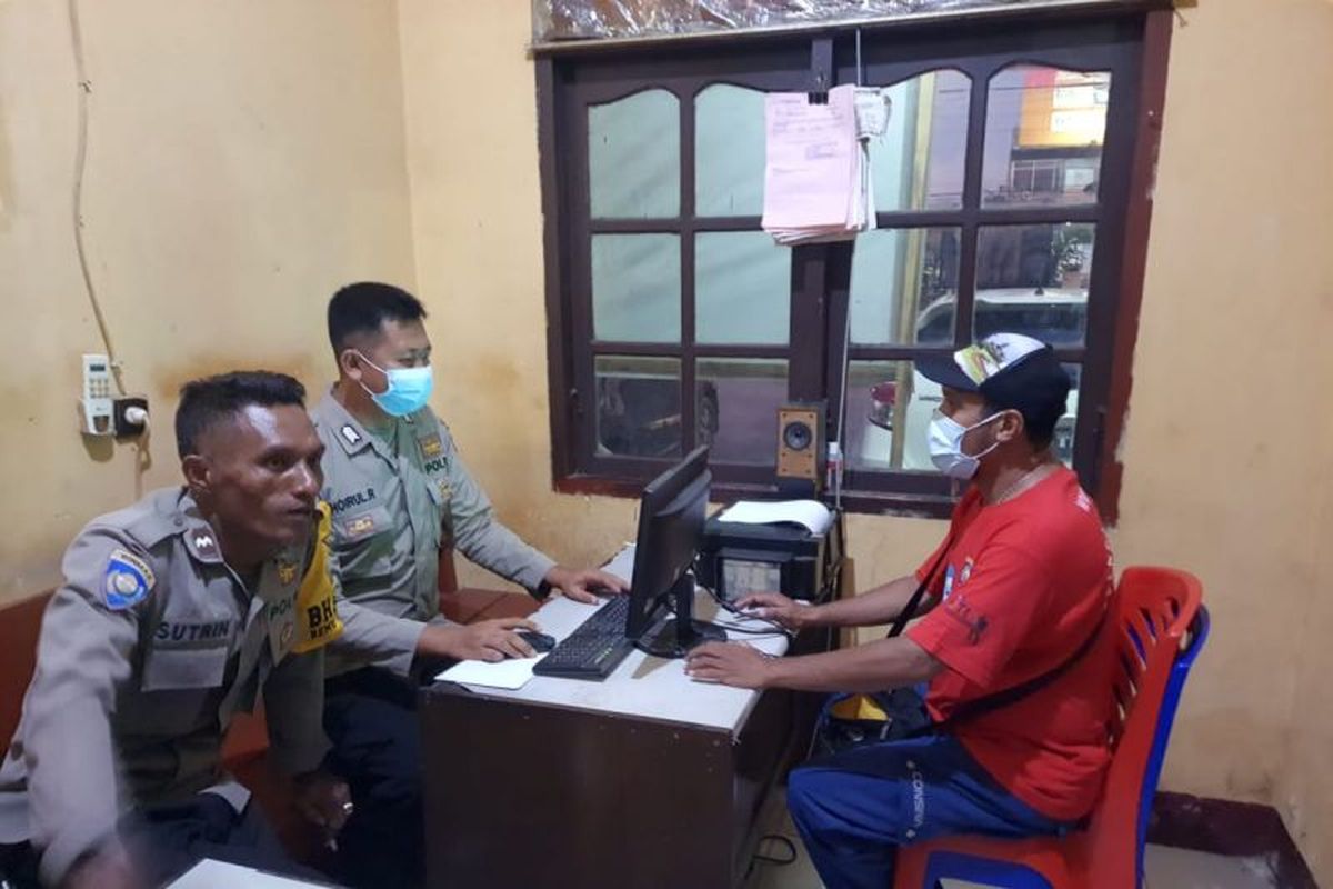 Maikel Djasman saat melaporkan peluru nyasar ke rumahnya di Polsek Sorong Timur. 