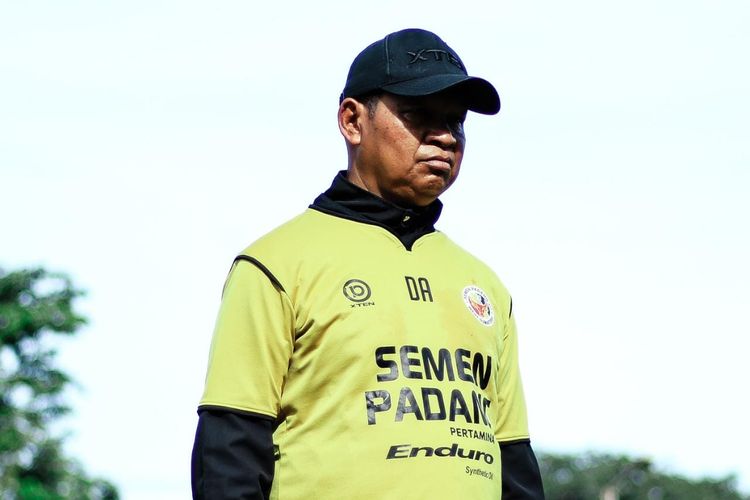 Pelatih Semen Padang Delfi Adri (Humas Semen Padang FC)