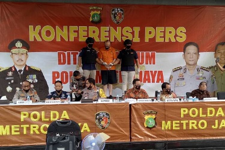 Jakarta Police show 65-year old French pedophile suspect Frans to the media during a press conference