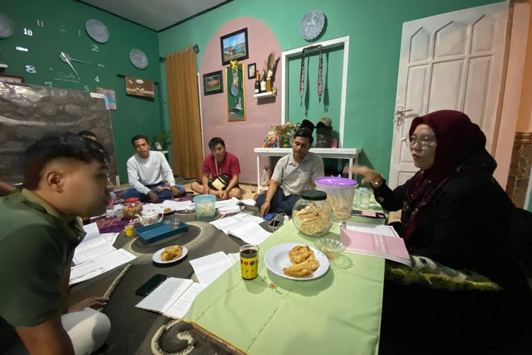 Pemandu wisata di TWA Kawah Ijen Banyuwangi semangat belajar bahasa Mandarin dengan tutor, Selasa (10/6/2025) 