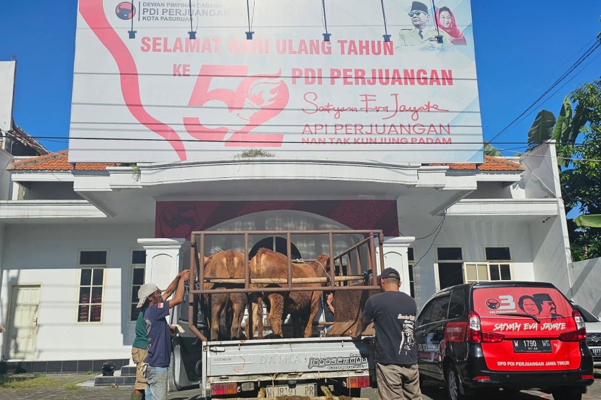 Dewan Pimpinan Daerah (DPD) Partai Demokrasi Indonesia Perjuangan (PDI-P) menyalurkan 403 ekor sapi untuk didistribusikan ke kantor-kantor Dewan Pimpinan Cabang (DPC) PDI-P se-Jawa Timur (Jatim), lembaga pendidikan pesantren, masjid, ormas keagamaan, dan tokoh masyarakat.