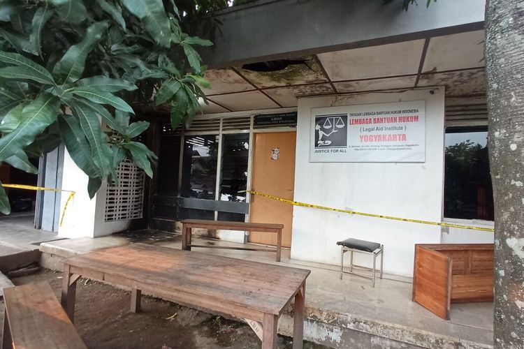 Kantor LBH Yogyakarta diberi garis Polisi setelah dilakukan pengecekan, Sabtu (18/9/2021)
