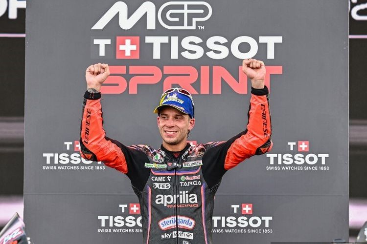 Pebalap Aprilia Racing, Marco Bezzecchi, merayakan kemenangan usai Sprint Race MotoGP Mandalika 2025 di Sirkuit Internasional Mandalika di Mandalika, Nusa Tenggara Barat pada 4 Oktober 2025. (Foto oleh SONNY TUMBELAKA / AFP)