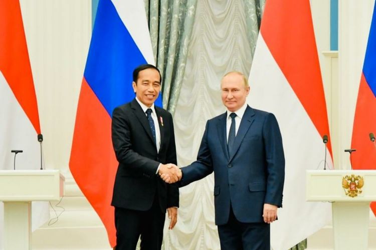 Presiden Joko Widodo dan Presiden Vladimir Putin usai melakukan konferensi pers bersama di Istana Kremlin, Moskwa, Rusia, Kamis (30/6/2022).