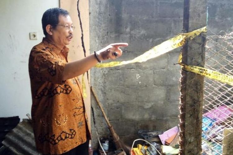 Pimpinan Redaksi Bernas, Putut Wiryawan saat menunjukan gudang yang terbakar