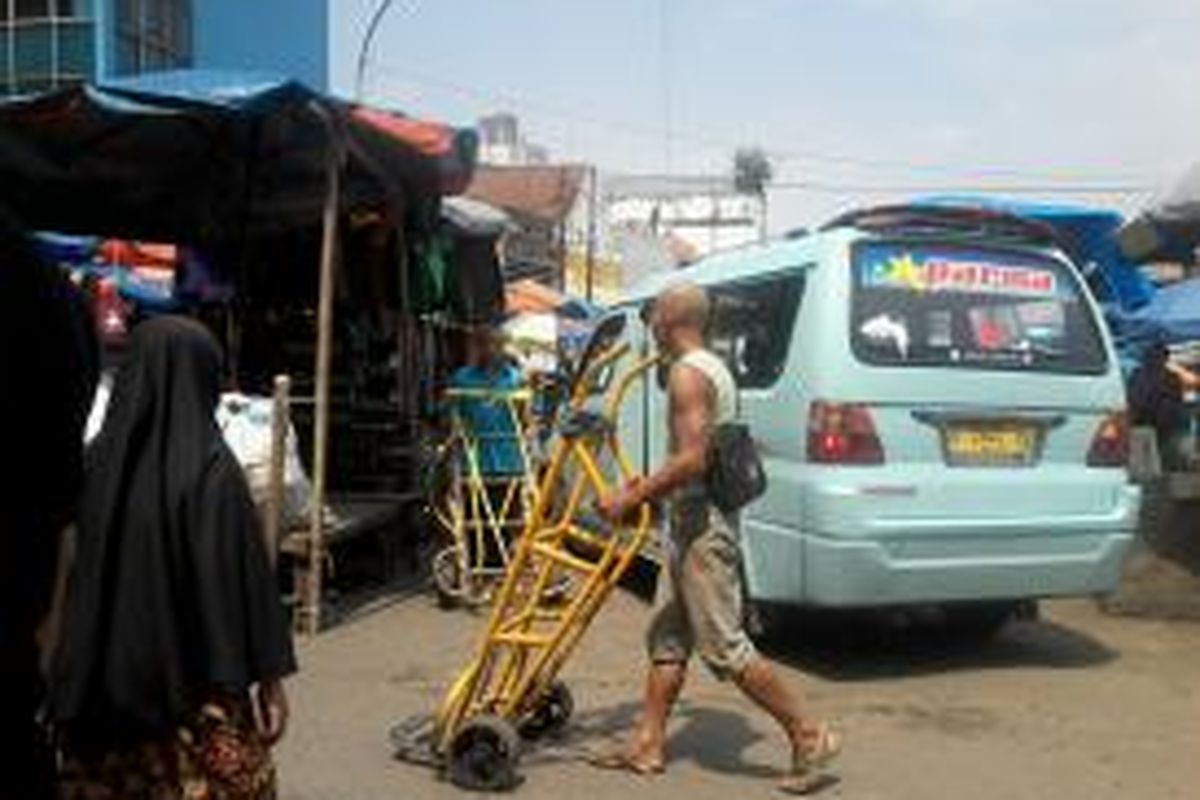 Pasar Tanah Abang yang selalu sibuk, Jakarta (17/6/2013). Terlihat mikolet yang kesulitan dan dengan sangat hati-hati berbelok di antara deretan lapak PKL yang tumpah memakan hampir separuh badan jalan.